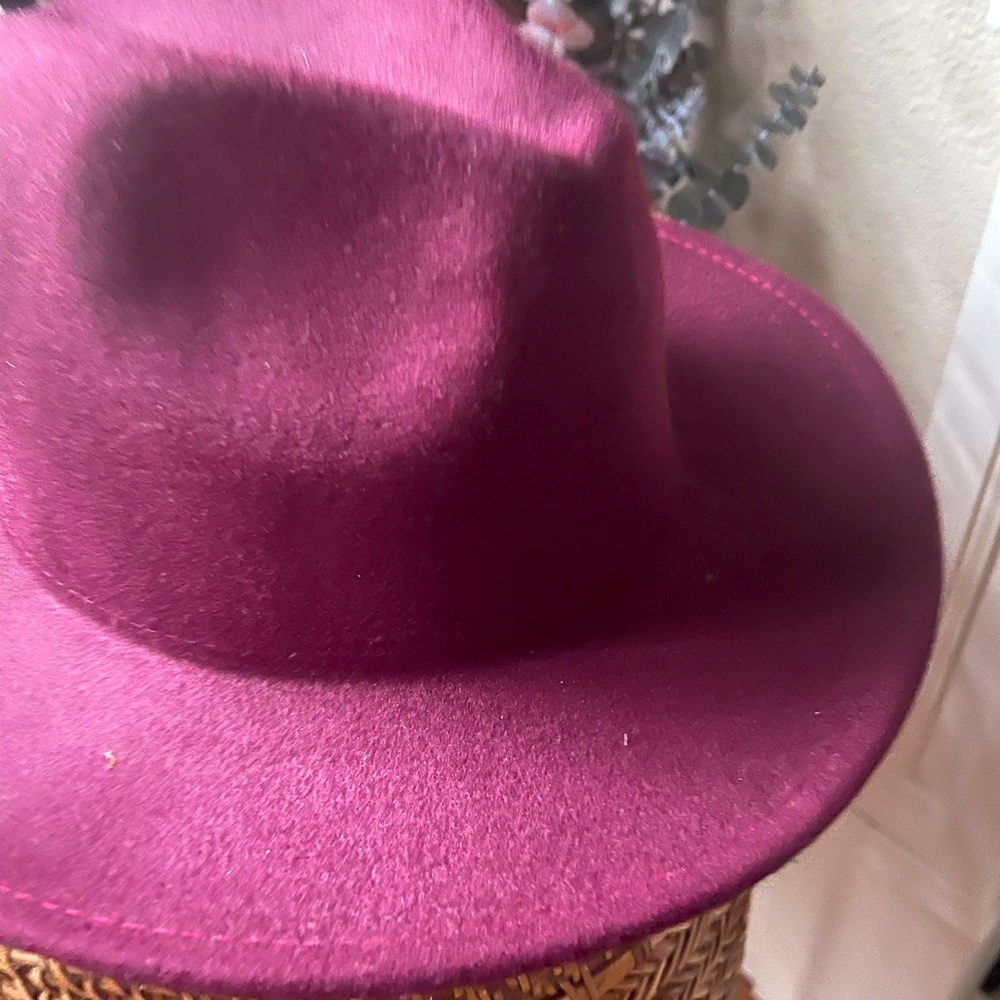 Burgundy’s felt fedora hat